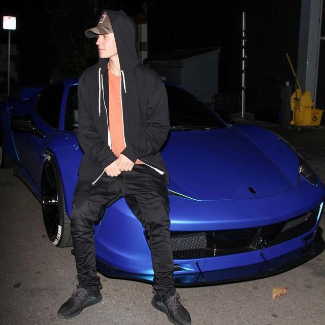 Les sneakers adidas yeezy 350 noires et grises portées par Justin Bieber sur le compte Instagram de @westcoastcustoms
