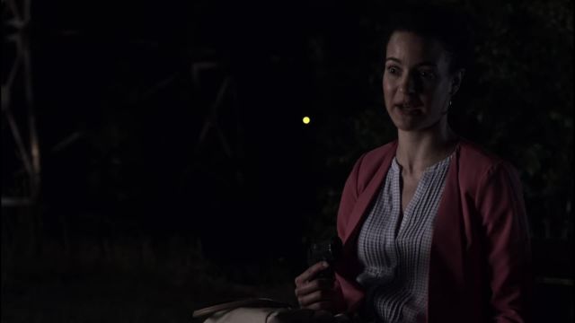 Blouse blanche a rayure de Senator Sasha Giroux (Laura DeCarteret) dans V Wars (S01E02)