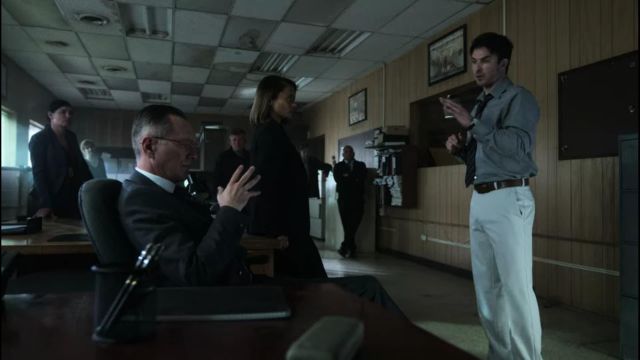 Pantalon creme de Dr. Luther Swann (Ian Somerhalder) dans V Wars (S01E03)