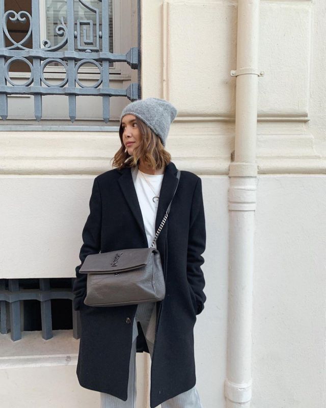Le manteau noir porté par Lison sur le compte Instagram de @lisonseb