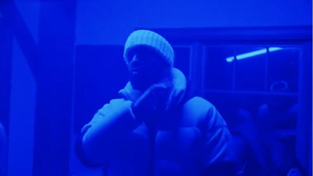 Moncler Blanc Bandeau en Laine de Drake dans le clip de Drake - Guerre
