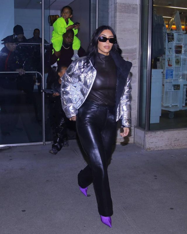 Nike Foil Puffer Jack­et of Kim Kardashian on the Instagram account @dailykimkardash