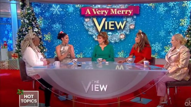 A. l.c. Renzo Plissé Métallique Halter Robe portée par Abby Huntsman sur Le point de Vue le 20 décembre 2019