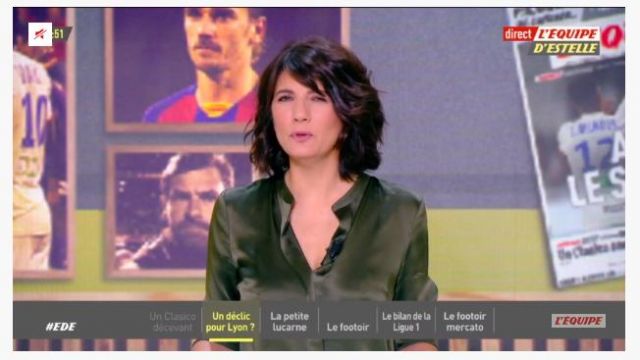 Le top col rond en soie Kaki de Estelle Denis dans L'Équipe d'Estelle