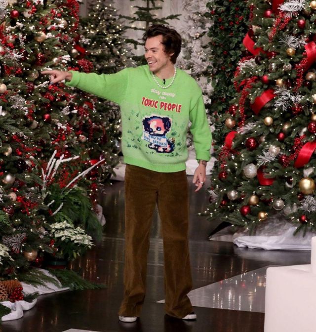 Marc Jacobs Magda Archer x el suéter Intarsia masculino usado por Harry Styles The Ellen Degeneres Show 18 de diciembre de 2019