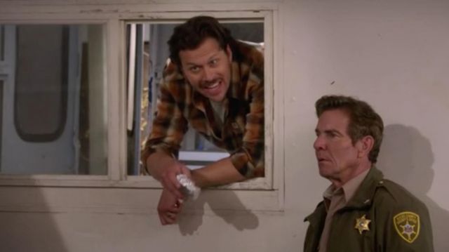 Camisa a cuadros marrón de Sean Quinn (Hayes MacArthur) en Merry Happy Whatever (S01E08)