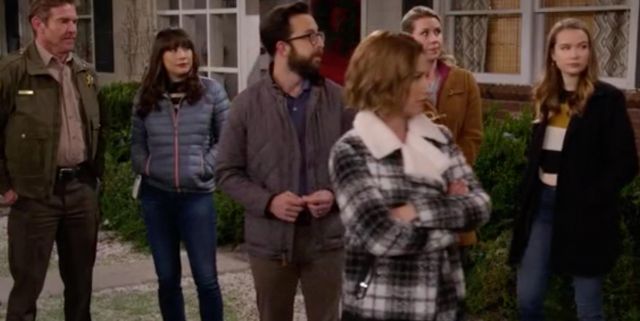 Pants chino brown Todd (Adam Rose) in Merry Happy Whatever (S01E08)