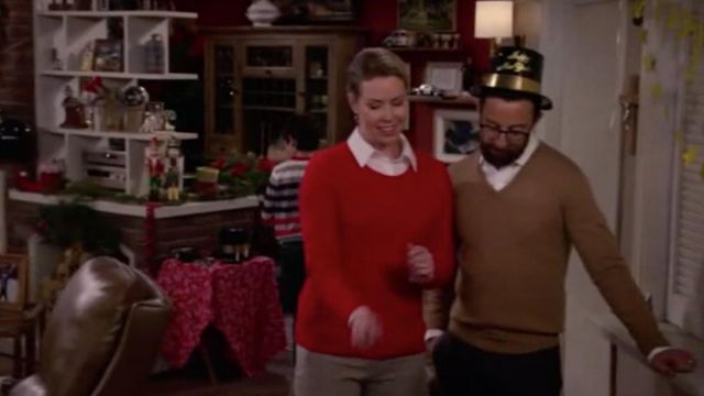 White shirt of Todd (Adam Rose) in Merry Happy Whatever (S01E08)