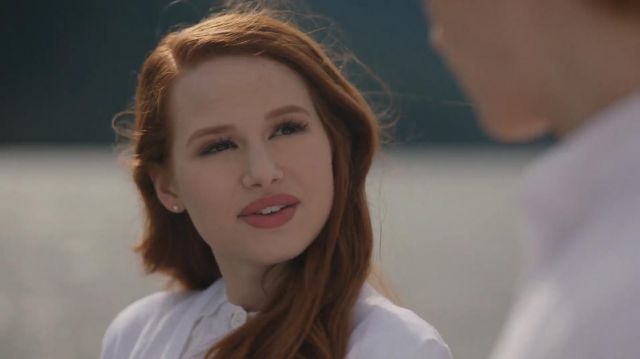 The red lip of Cheryl Blossom (Madelaine Petsch) in Riverdale S01E05 |  Spotern