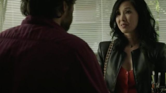 Veste en cuir vert de Brigitte (Linh Dan Pham) dans Mytho (S01E05)