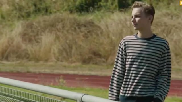 Pull à rayure de Sam (Jérémy Gillet) dans Mytho (S01E05)
