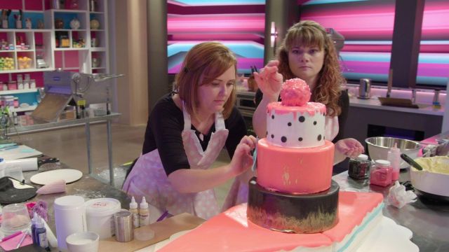 Pink and white polka dot apron of Chef Karen in Sugar Rush (S01E03)