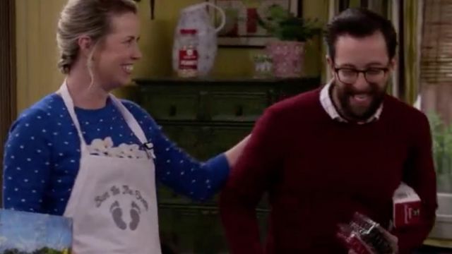 Sweater bordeaux of Todd (Adam Rose) in Merry Happy Whatever (S01E06)