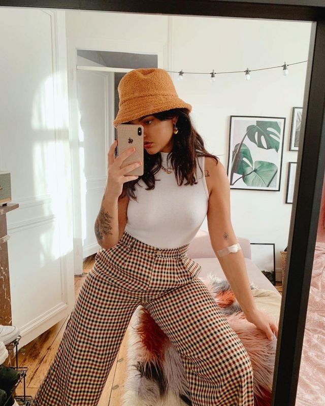 La pantalon large à carreaux marron, noir et blanc de Laeticia Diverchy sur le compte Instagram de @tyciadchannel