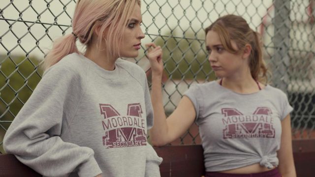 The grey sweatshirt Moordale Secondary Maeve Wiley (Emma Mackey) in Sex Education (Season 1)