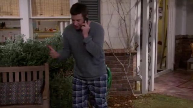 Pull gris de Matt (Brent Morin) dans Merry Happy Whatever (S01E06)