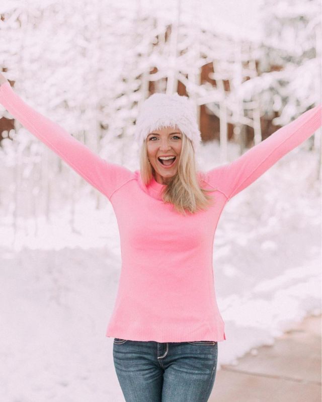 Sweater Pink of Erin Busbee on the Instagram account @busbeestyle