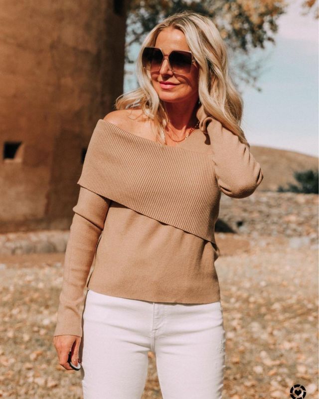 White Pants of Erin Busbee on the Instagram account @busbeestyle