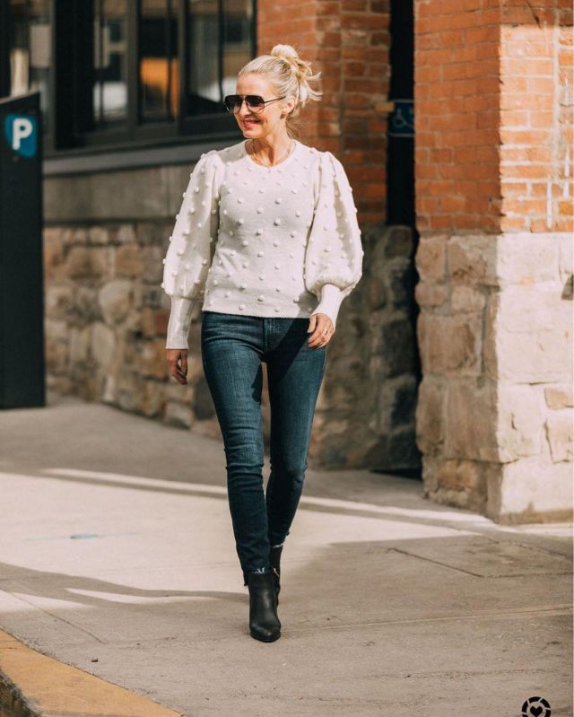 High An­kle Skin­ny Jeans of Erin Busbee on the Instagram account @busbeestyle