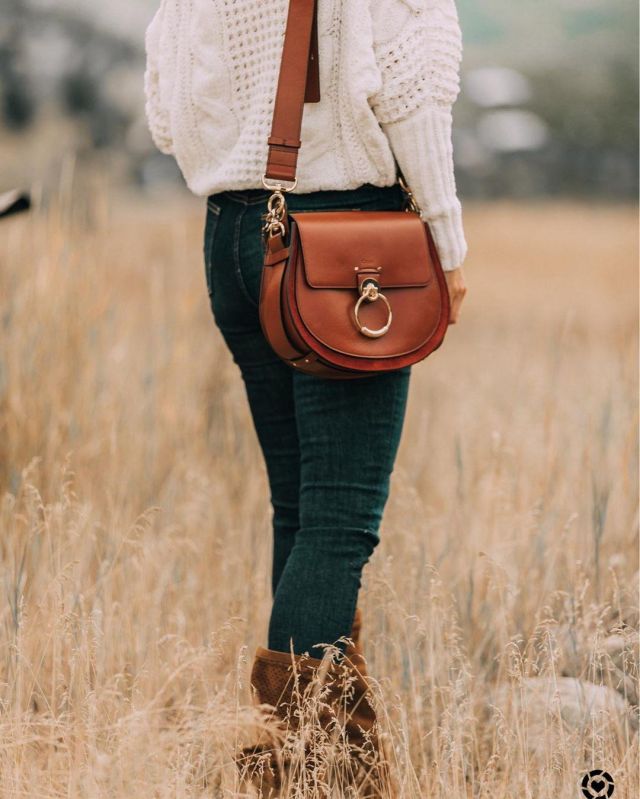Leather Sad­dle Bag of Erin Busbee on the Instagram account @busbeestyle