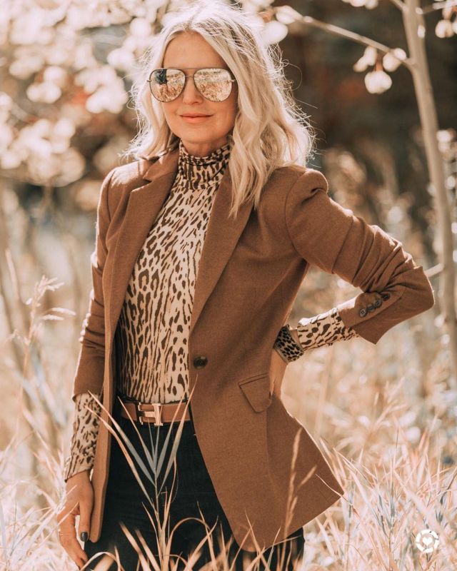 Suit Blaz­er of Erin Busbee on the Instagram account @busbeestyle