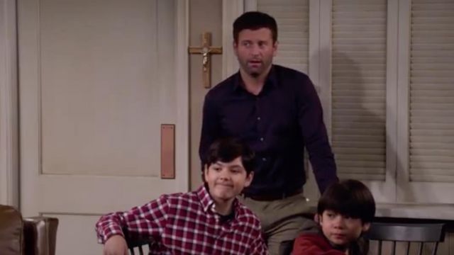 Shirt dark Purple Matt (Brent Morin) in Merry Happy Whatever (S01E05)
