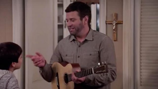 Shirt beige Matt (Brent Morin) in Merry Happy Whatever (S01E04)