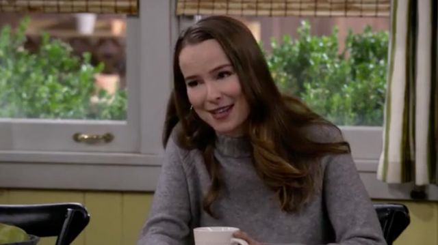 Gray sweater high collar of Emmy Quinn (Bridgit Mendler) in Merry Happy Whatever (S01E02)