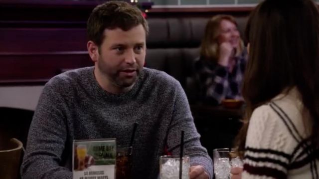 Sweater grey Matt (Brent Morin) in Merry Happy Whatever (S01E02)