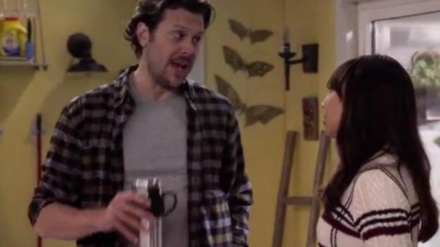 Pull à rayure blanc de Joy Quinn (Elizabeth Ho) dans Merry Happy Whatever (S01E02)