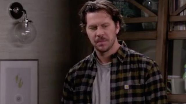 Plaid shirt yellow Sean Quinn (Hayes MacArthur) in Merry Happy Whatever (S01E02)