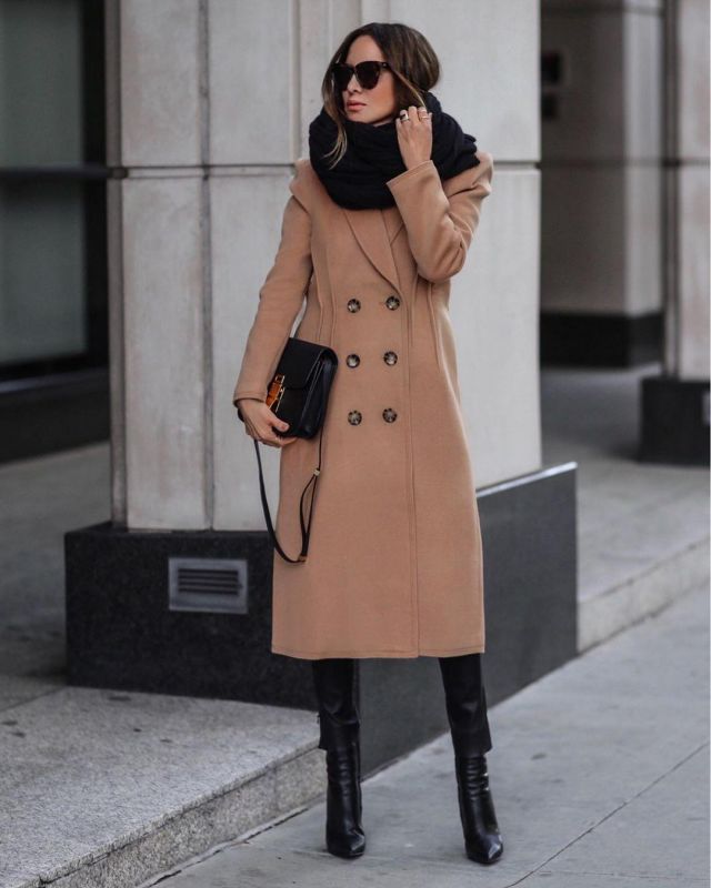 Dou­ble Breast­ed Long Coat of Sasha Simón on the Instagram account @lolariostyle