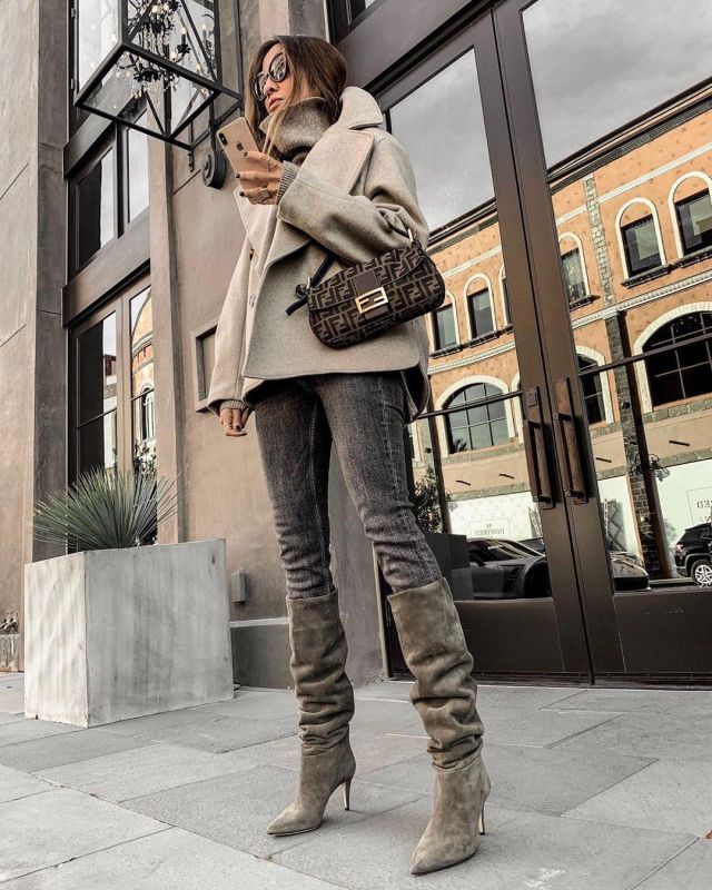 Leather Shoul­der Bag of Sasha Simón on the Instagram account @lolariostyle