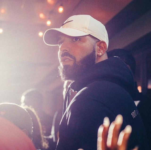 White cap Nike worn by Drake on the 
