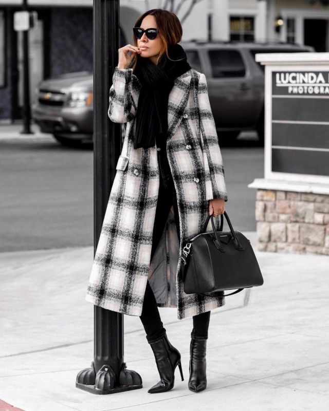 Givenchy Medi­um Leather Bag of Sasha Simón on the Instagram account @lolariostyle