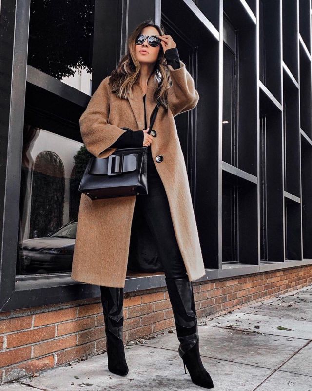 Wool Coats of Sasha Simón on the Instagram account @lolariostyle