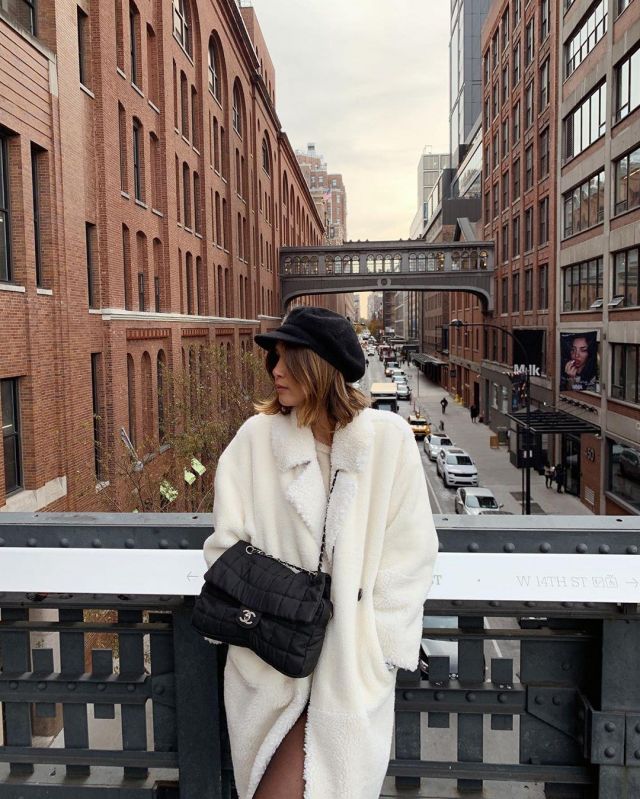 La casquette gavroche noire portée par Lison sur le compte Instagram de @lisonseb