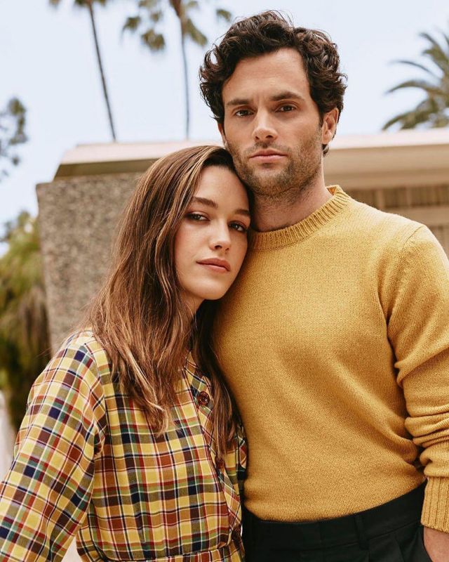 Le pull jaune Prada porté par Penn Badgley lors d'un photoshoot