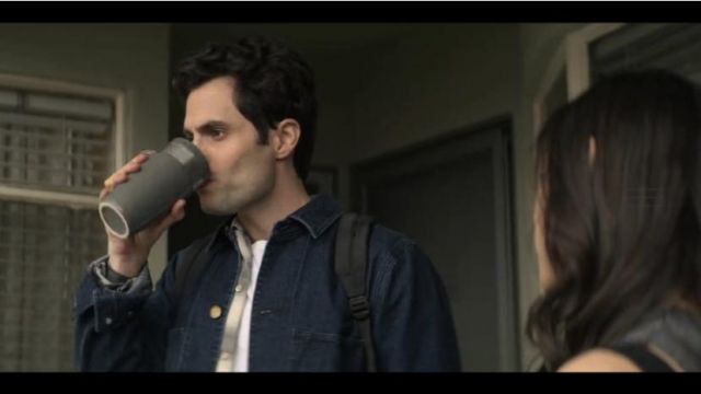The mug gray in which drinks joe Joe Goldberg Penn Badgley in the series for YOU.