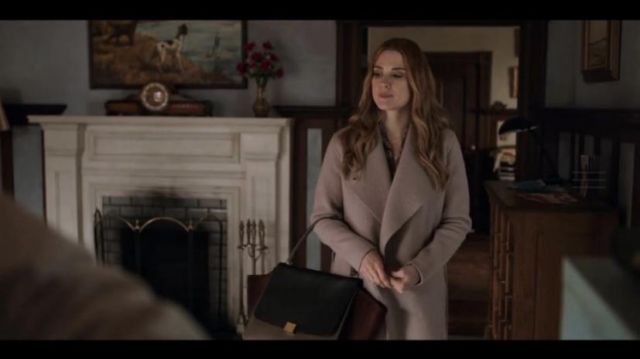Le sac Céline trapèze  porté par Melinda Monroe Alexandra Breckenridge dans la série Virgin River (s01e01)