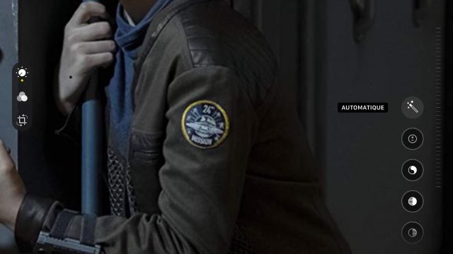 Patch lost in space, worn by Will Robinson (Maxwell Jenkins) in Lost in space (S02E09)