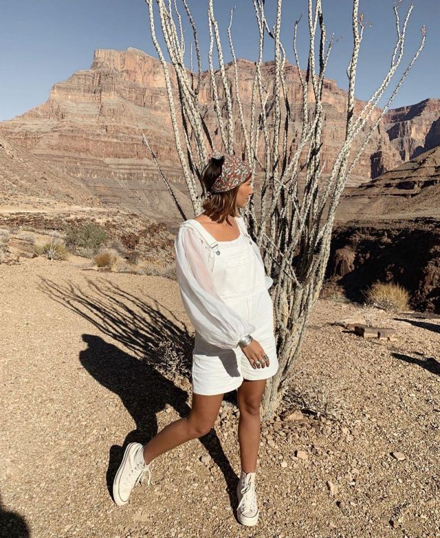 La salopette short blanche portée par Lison sur le compte Instagram de @lisonseb