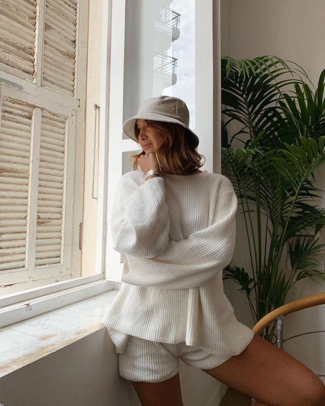 L'ensemble pull et short en maille blanche porté par Lison sur le compte Instagram de @lisonseb