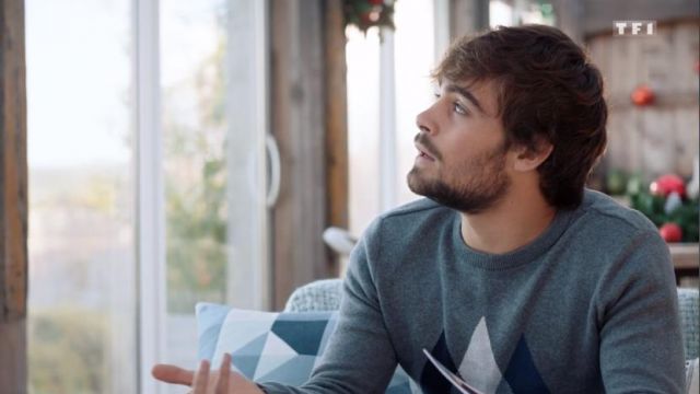 Le pull gris à triangles de Maxime (Clément Rémiens) dans Demain nous appartient du 01/01/2020