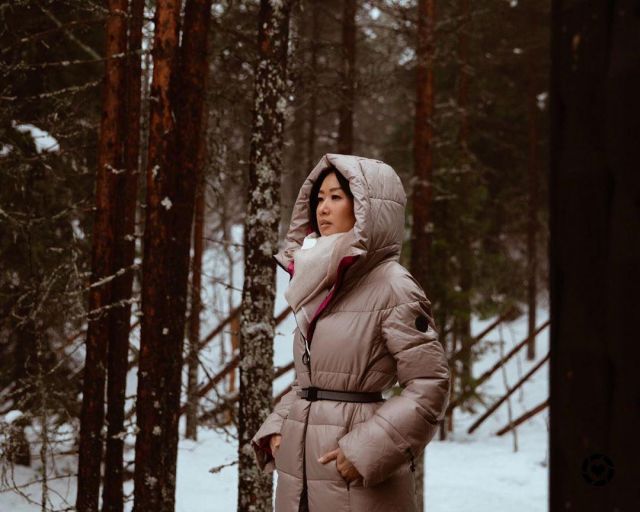 Beige Puffer Jack­et of Christine Kong on the Instagram account @dailykongfidence