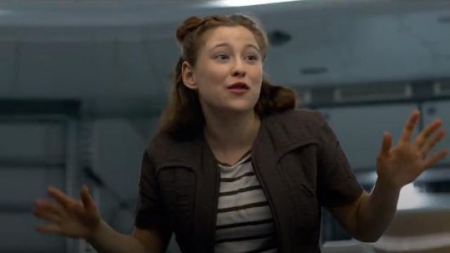 Camiseta delantera de nudo a rayas blancas usada por Penny Robinson (Mina Sundwall) en Lost in Space Temporada 2 Episodio 4