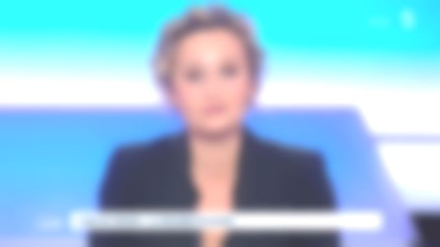 La veste esprit smoking en laine mélangée noire de Caroline Roux dans C dans l'air le 31.12.2019