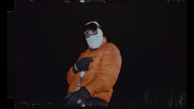 La cagoule blanche OVO portée par Drake dans son clip War