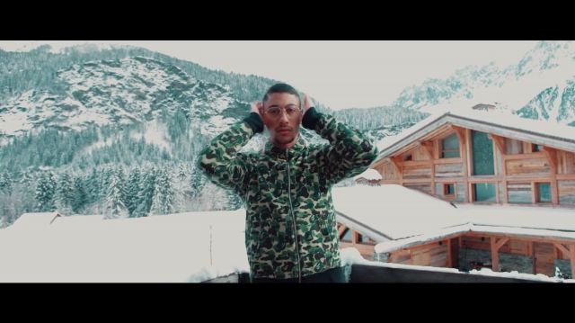 Veste zipée Bape motif camouflage  porté par Maes  Maes  dans le clip Dabs - Tes rêves feat. Maes (Clip officiel) 