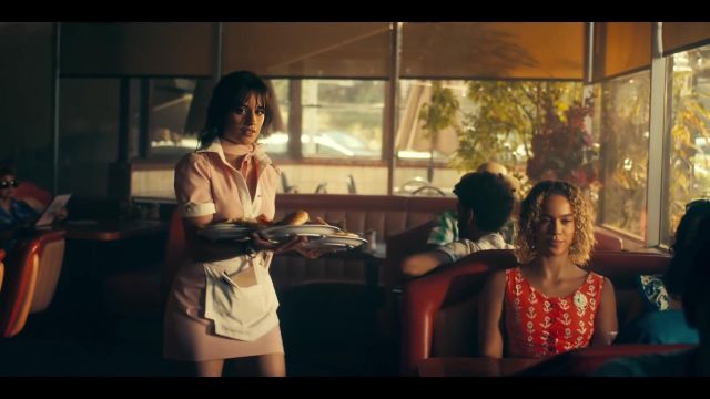 Foulard rose portée par Camila Cabello dans Shawn Mendes, Camila Cabello - Señorita